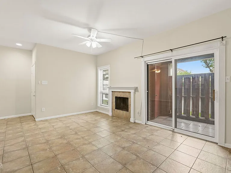 2025 Augusta Dr #605 — Photo 2
