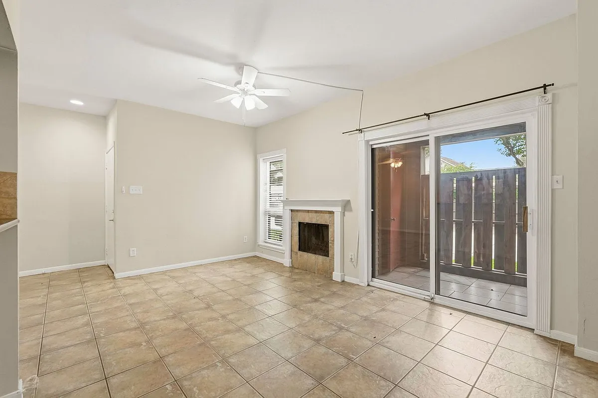 Building Photo - 2025 Augusta Dr #605