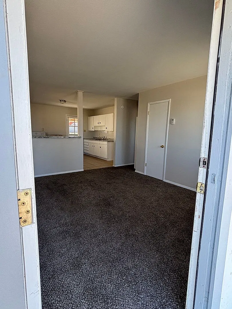 Conveniently located 3 Bedroom, 1 bath home — Photo 4