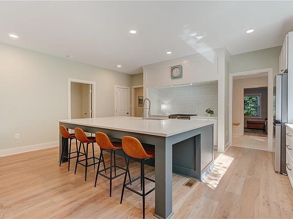 5th image of 209 Woodlawn Ave