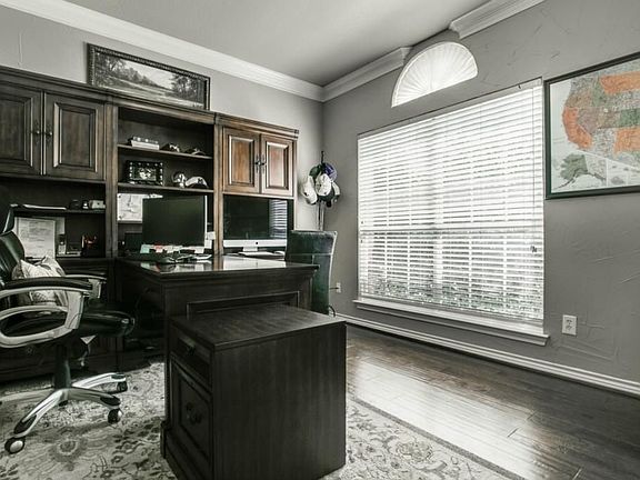 5th image of 302 Longview Dr