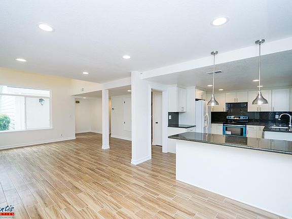 5th image of 765 Lowell Ct