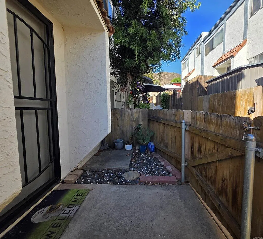 2 bed, 1.5 bath, 924 sqft, $2,700 — Photo 2