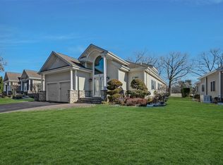 27 Redan Dr, Smithtown, NY