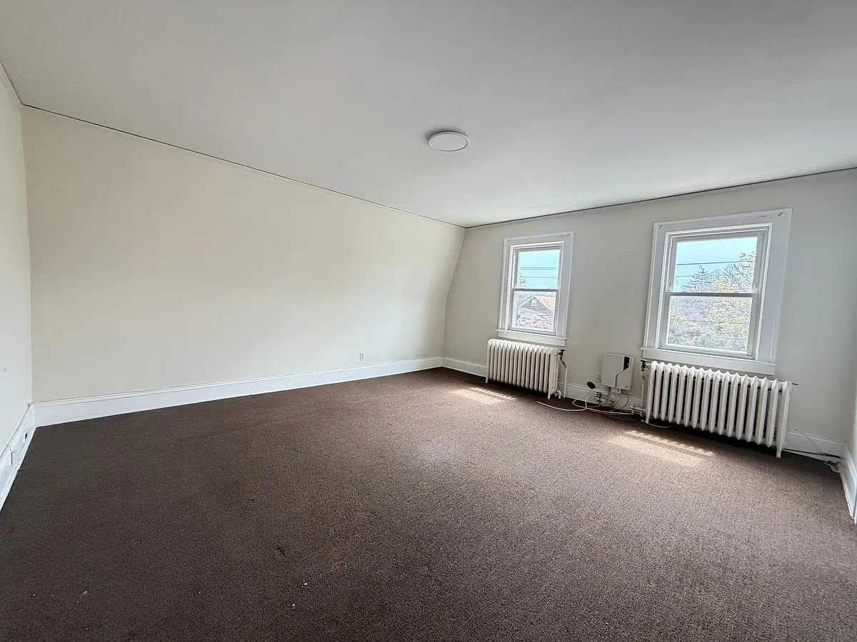 Building Photo - 16219 Laburnum Ave #3