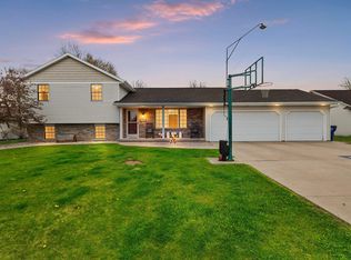 N1224 Bobwhite Dr, Greenville, WI 54942