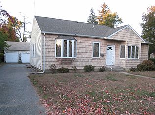 14 Field Ave, Hicksville, NY 11801
