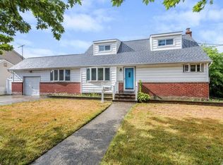 1426 Webster St, Floral Park, NY 11001