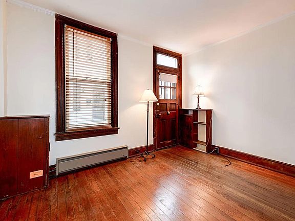Entry area/Living room