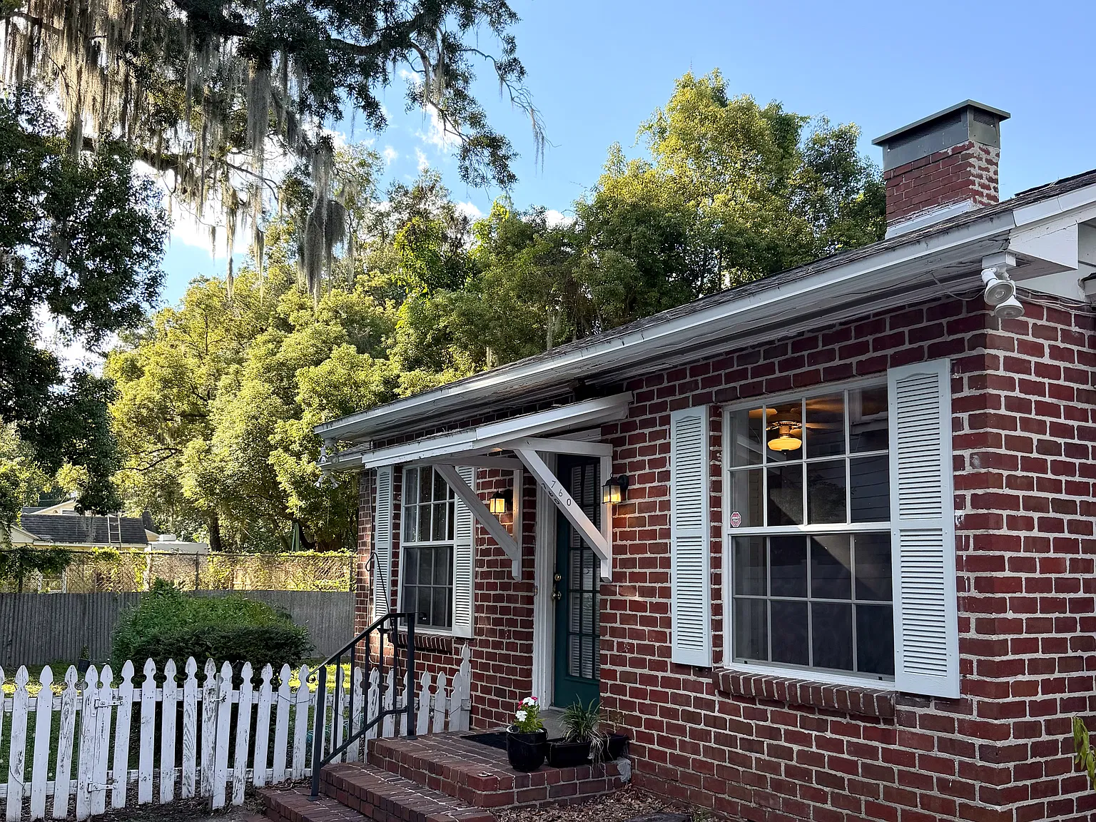 760 N Westmoreland Dr — Photo 1