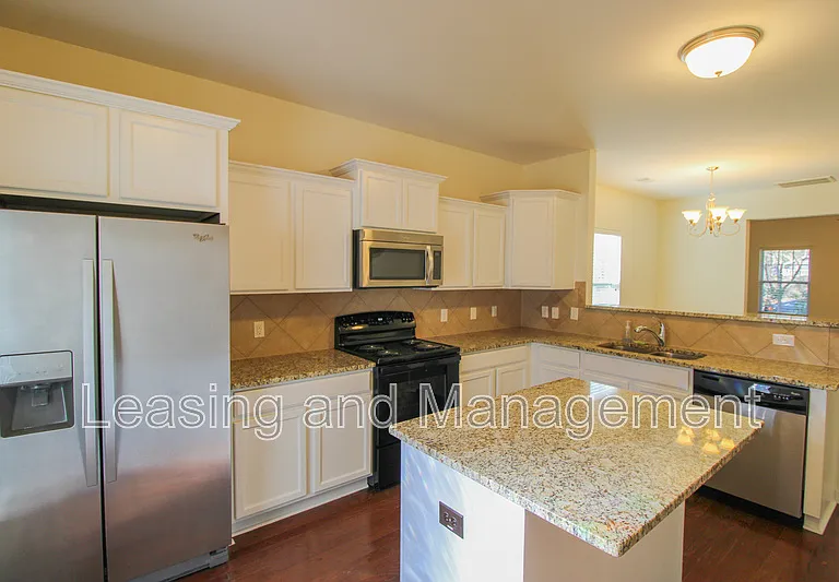 4946 Ballantine Dr — Photo 7