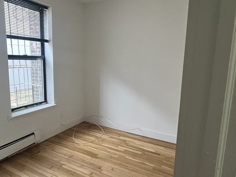 1719 E 8th St #1R — Photo 5