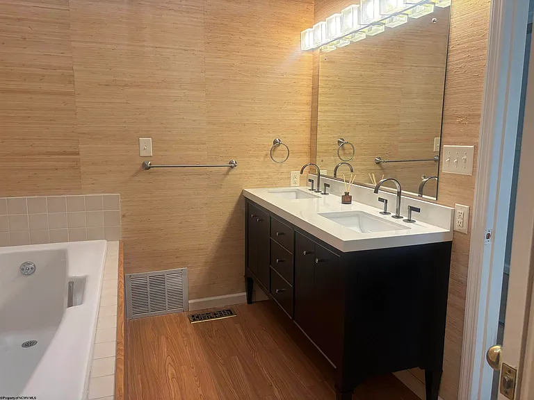 104 Lakeview Dr — Photo 16