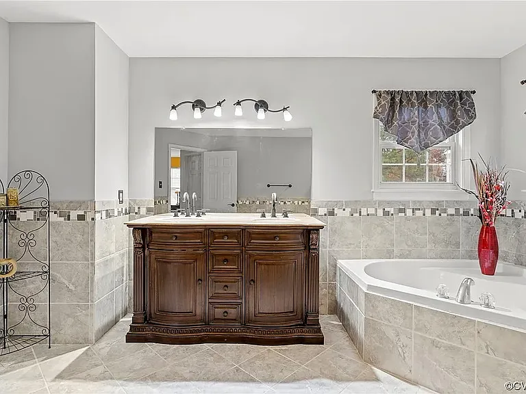 4112 Twisted Oak Dr — Photo 10