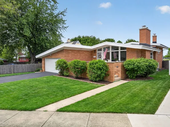 56 Golf Ave, Clarendon Hills, IL 60514