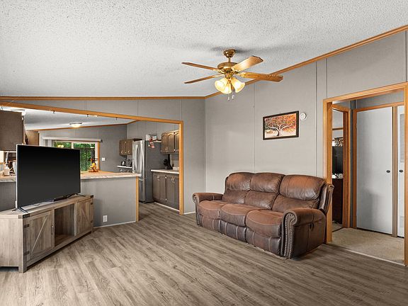 3rd image of 141 Kathryn Ln