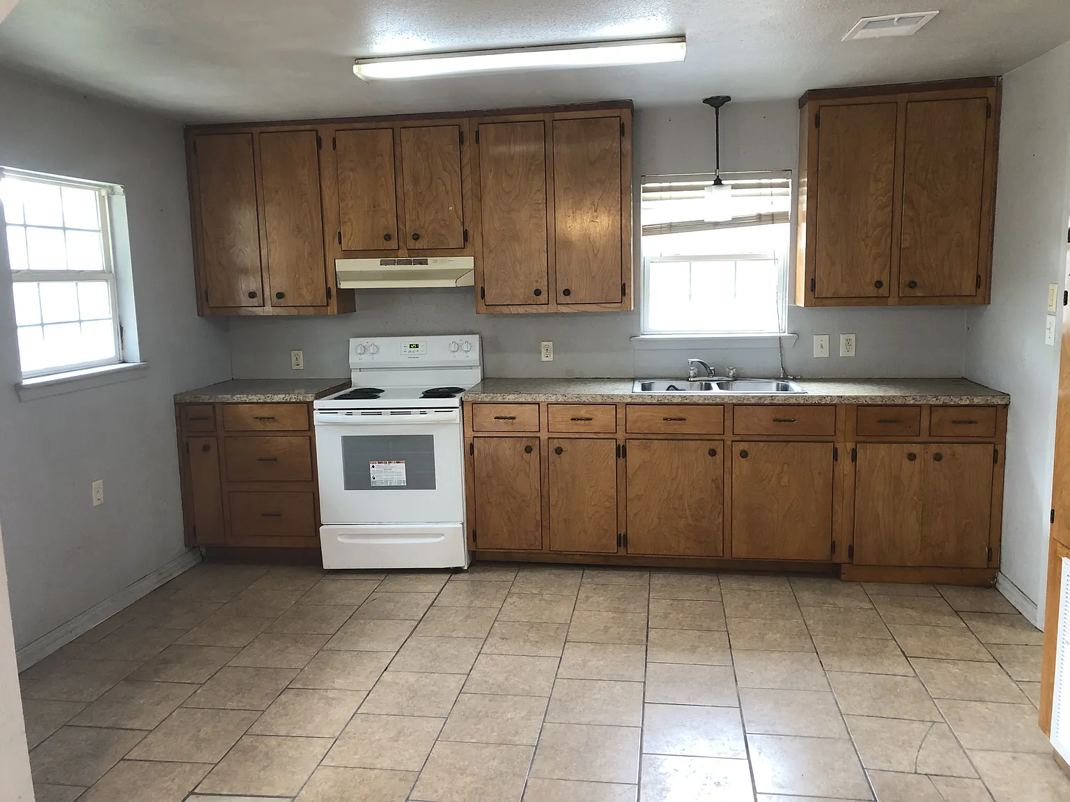 422 W Lott Ave — Photo 3