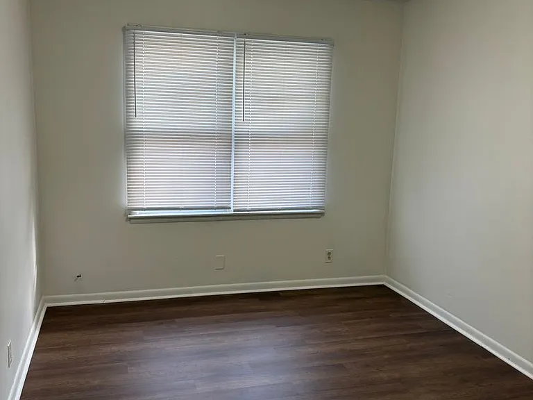 4407 E Linwood Blvd — Photo 8