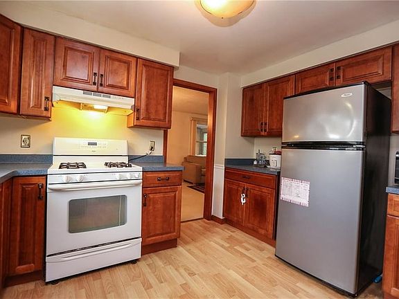 5th image of 9 Pennicott Cir