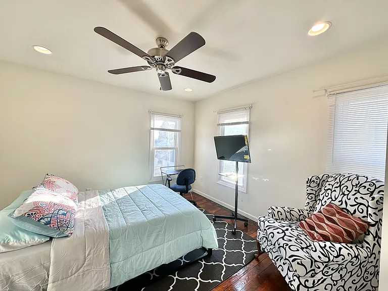 1141 Vine St — Photo 5