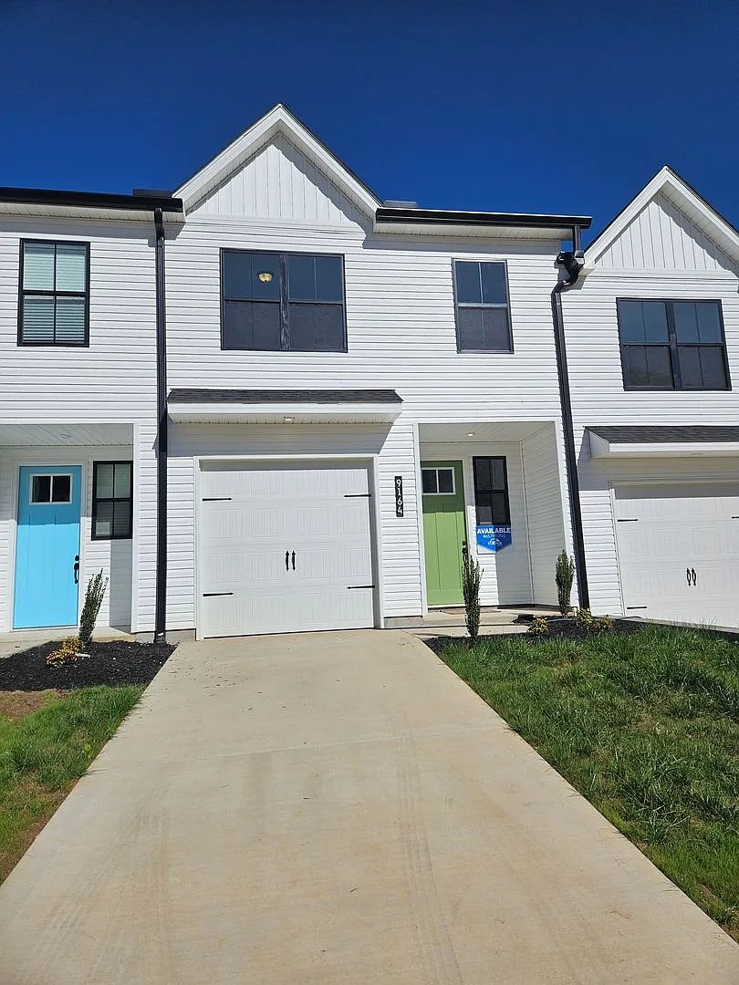 Modern Townhome at Chapman Trace! — Photo 1