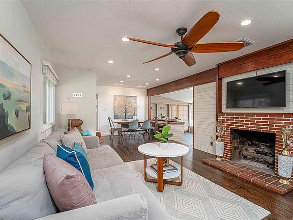 3rd image of 701 Charlton Dr