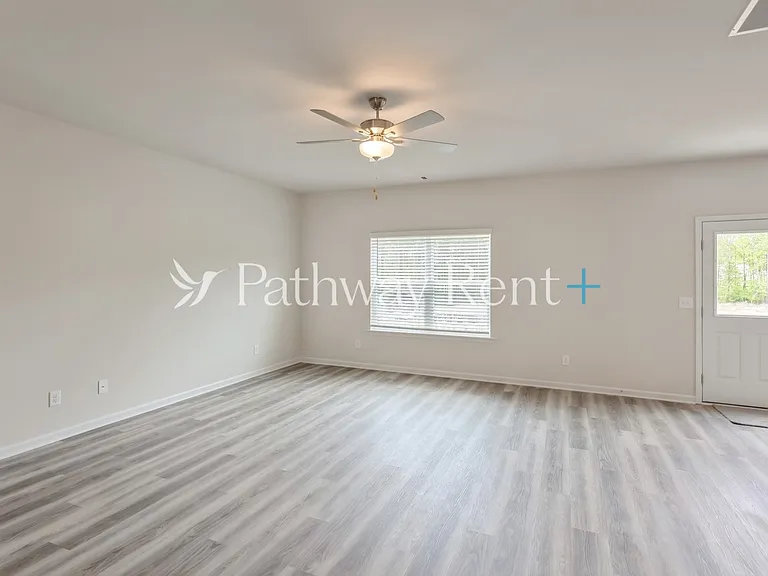 608 Mackenzie Cv — Photo 2
