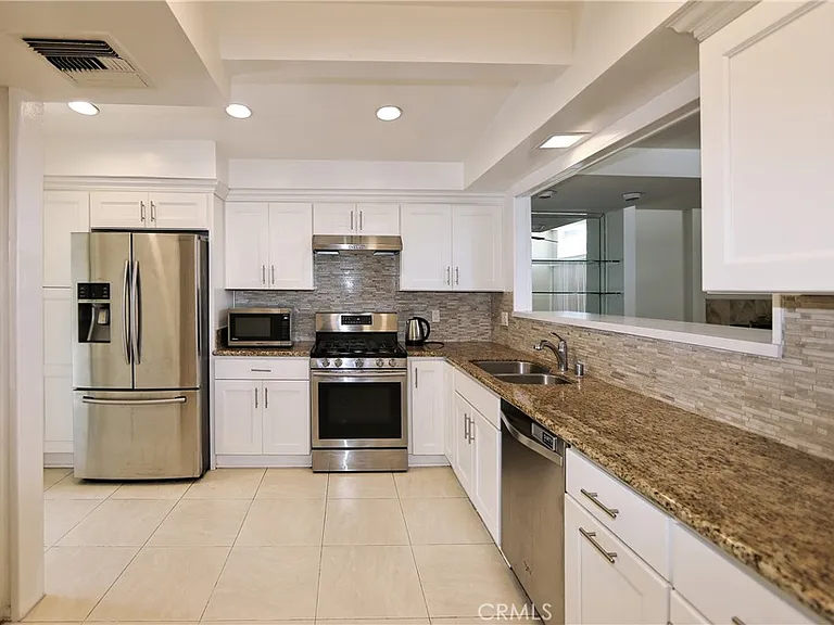 5939 Graves Ave — Photo 7
