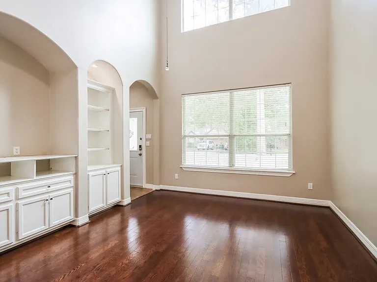 409 Robinwood Dr — Photo 4