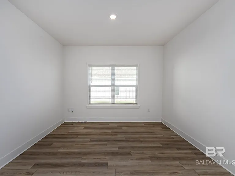 231 Bronze St — Photo 44