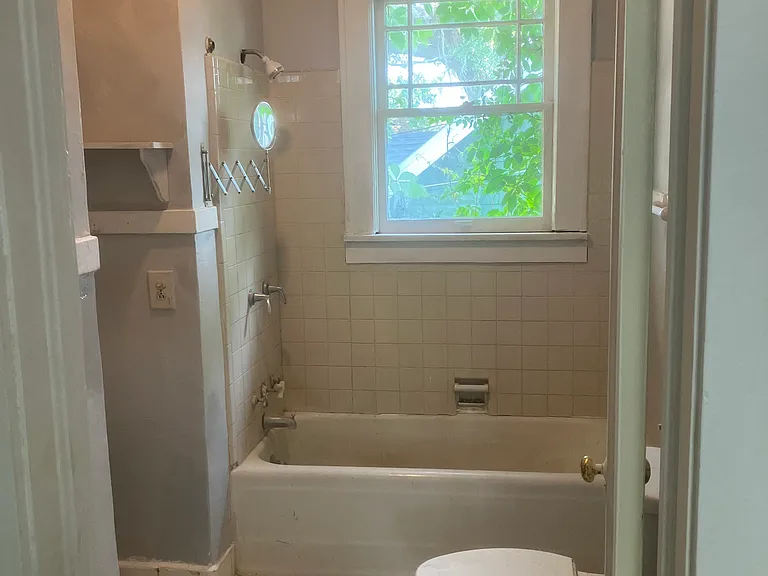902 Barrs St — Photo 10