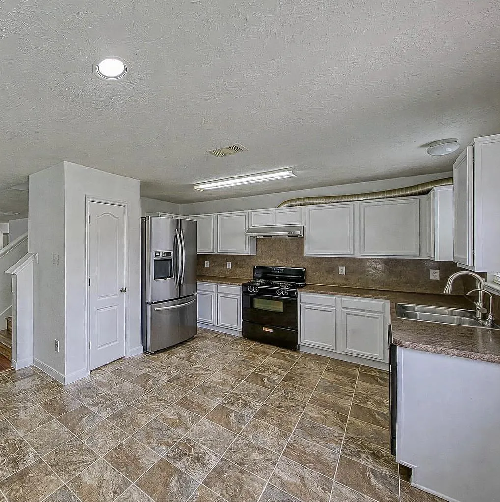 4 bed, 2.5 bath, 2650 sqft, $797 — Photo 3