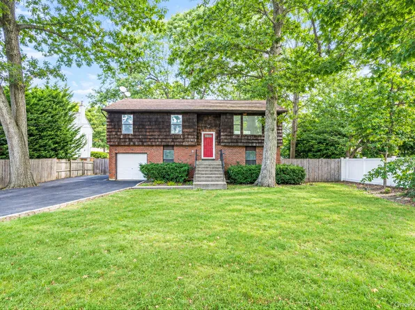 39 Pond Path, Lake Grove, NY 11755