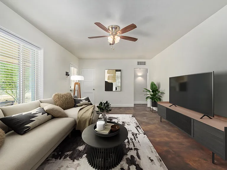 1019 S Una Ave — Photo 4