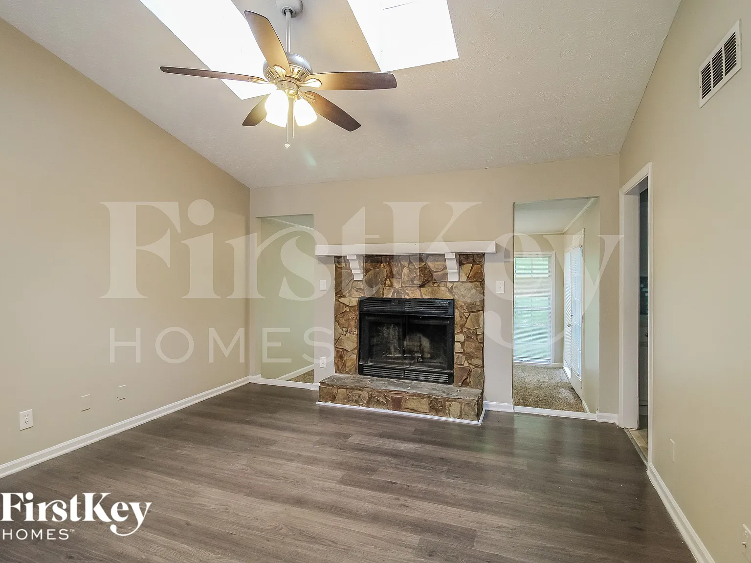4 bed, 2.5 bath, 1327 sqft, $1,710 — Photo 2