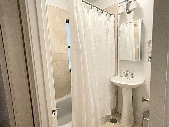 3rd image of 201 E Chestnut St #2101