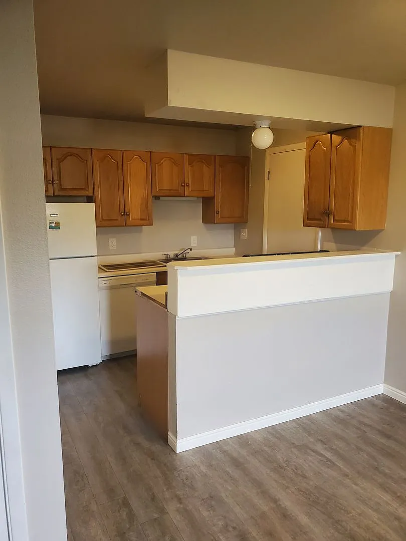 500 Building Monterey Apartments — Photo 4