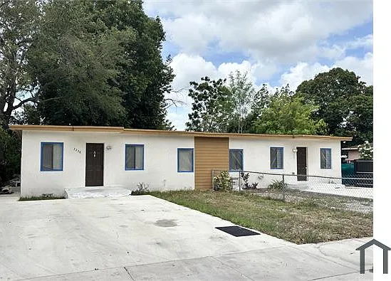 2 bed, 700 sqft, $2,450 — Photo 1