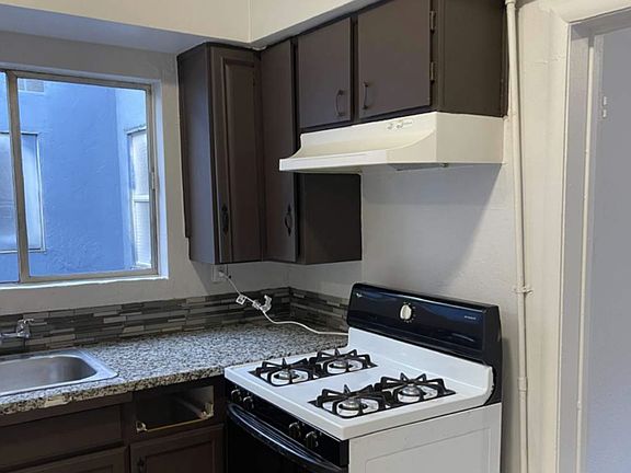 4th image of 941 N Madison St #937