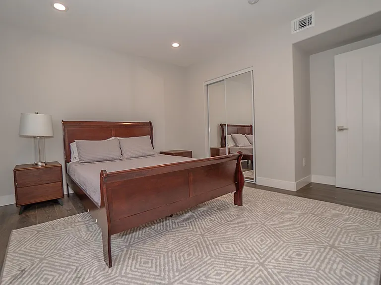 2631 S La Salle Ave — Photo 14