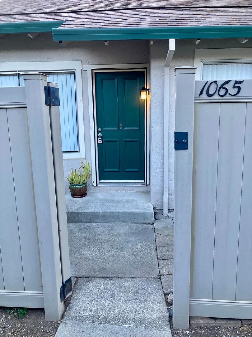 Freshly Painted 2/1.5 Meadow Pines Townhouse - 1065 Copeland Creek Drive — Photo 4