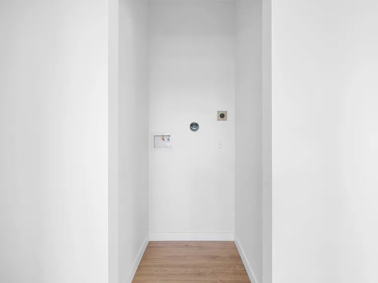 10939 Nassau Ave — Photo 18