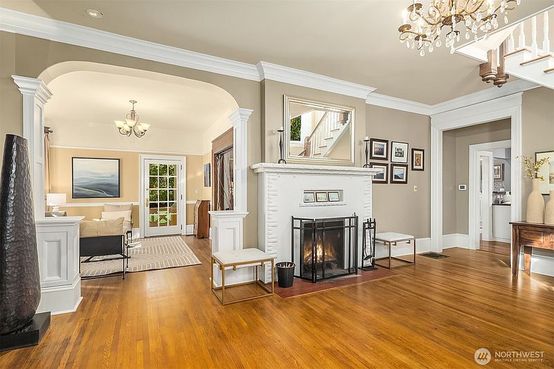4th image of 726 12th Avenue E