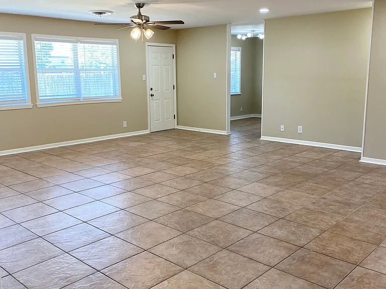 741 Willowick Dr — Photo 3