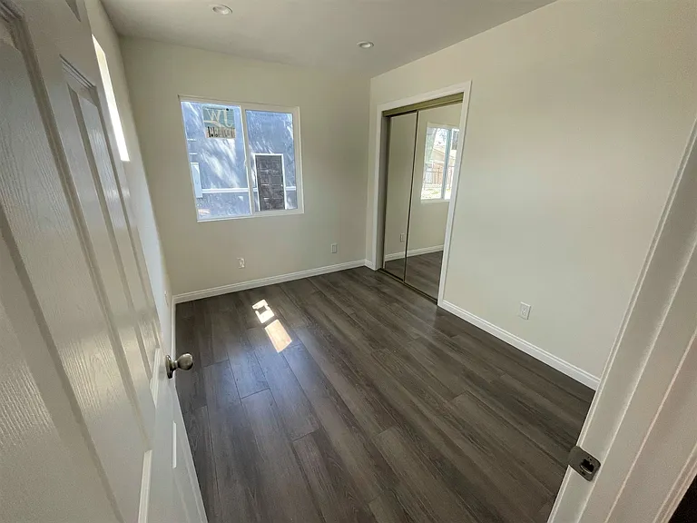 10507 S San Pedro St — Photo 3