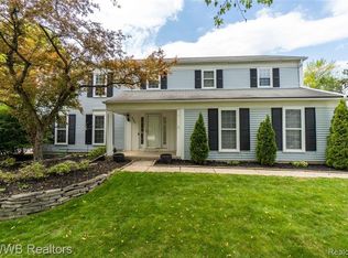 5591 Kingsfield Dr, West Bloomfield, MI 48322