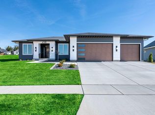 4381 Prestwick Ct, Bettendorf, IA 52722