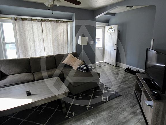 4th image of 1555 Larchmont Ave Floor 1