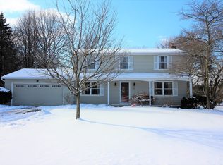 27 Fallbrook Cir, Rochester, NY 14625