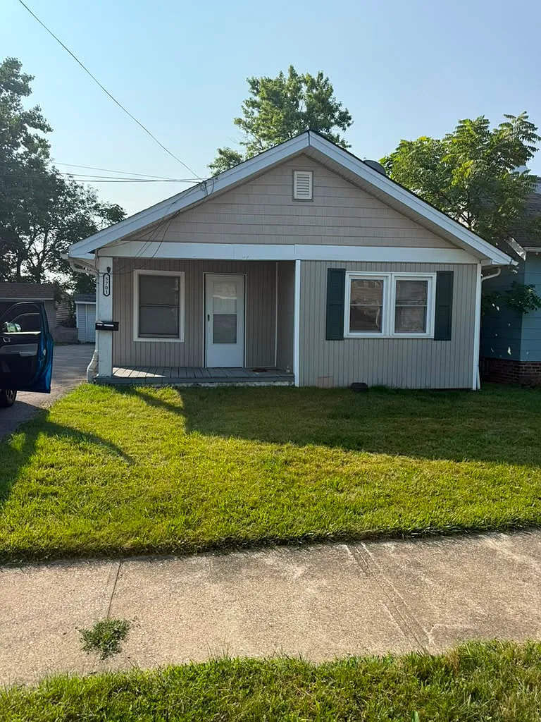 3 bed, 696 sqft, $1,600 — Photo 1